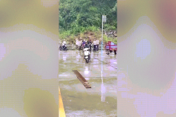 Xe máy - Xe đạp - Clip: Cuộc thi bằng lái xe máy tưởng dễ mà lại "khó nhằn"