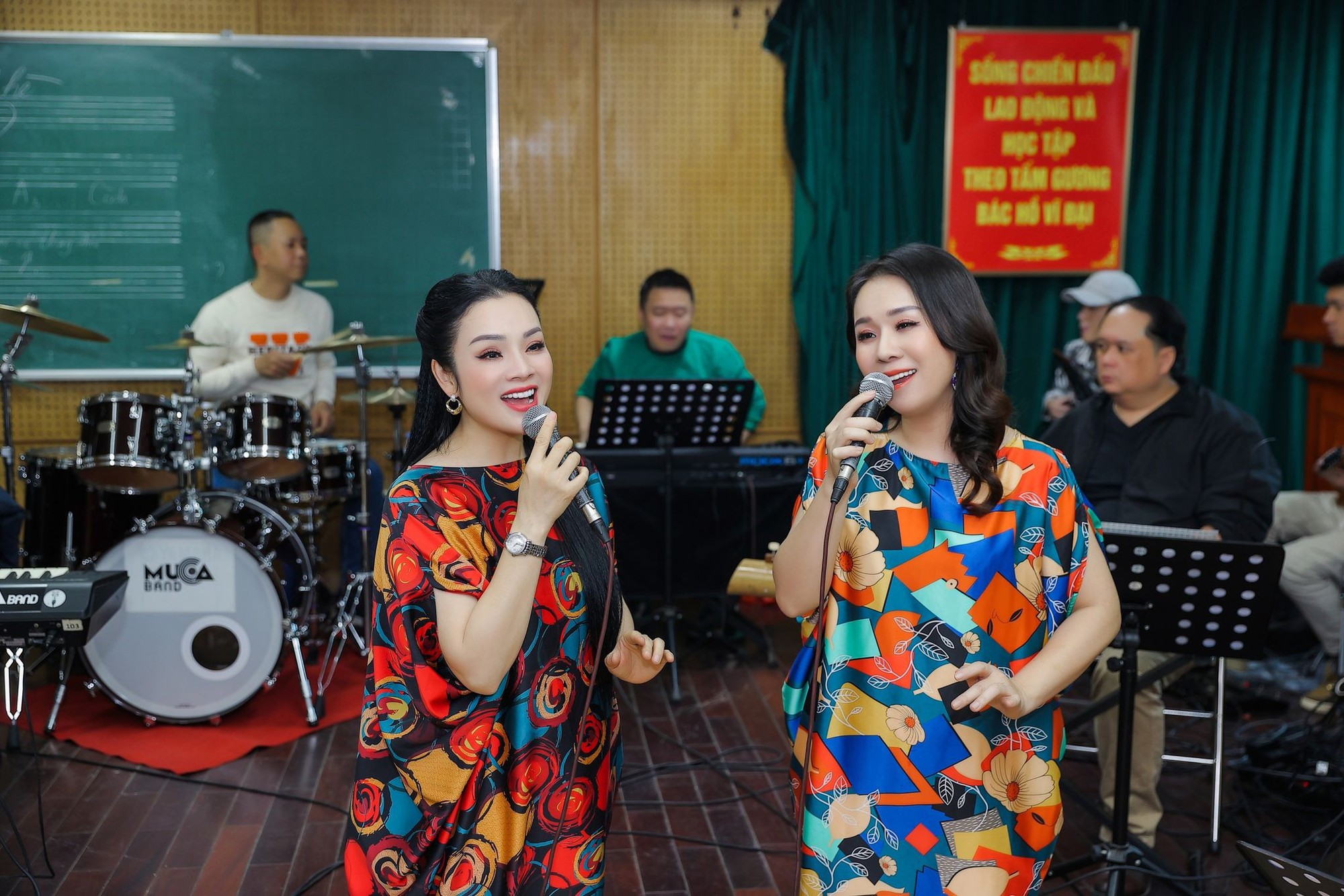 Ca sĩ Tân Nhàn và bạn thân diện váy "ton sur ton" tập hát - 5