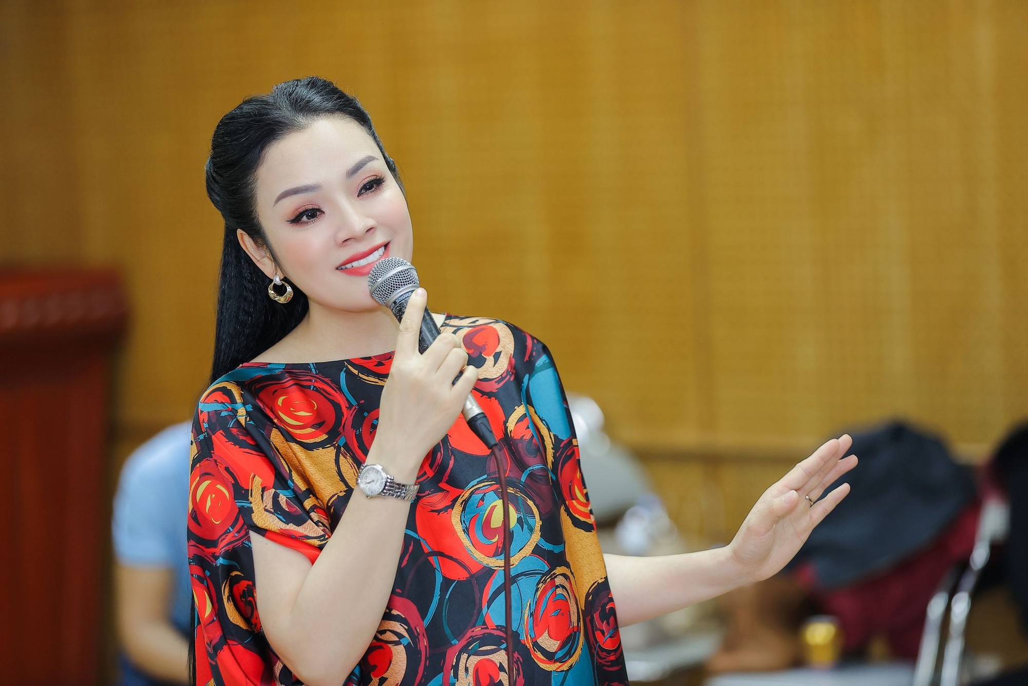 Ca sĩ Tân Nhàn và bạn thân diện váy "ton sur ton" tập hát - 1