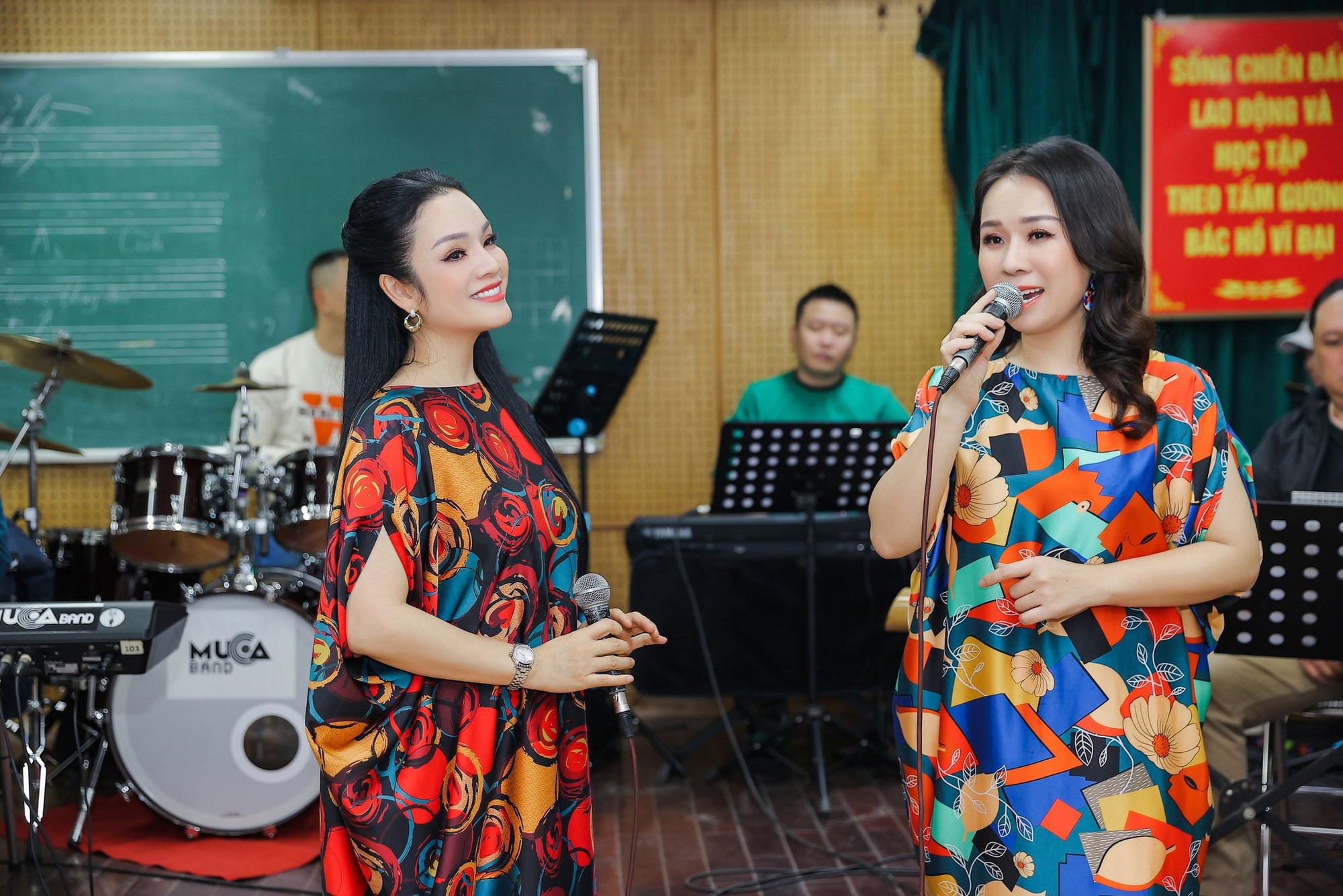 Ca sĩ Tân Nhàn và bạn thân diện váy "ton sur ton" tập hát - 6