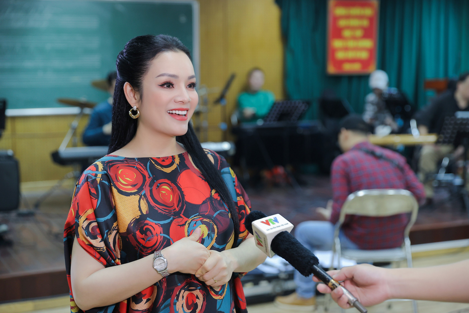 Ca sĩ Tân Nhàn và bạn thân diện váy "ton sur ton" tập hát - 2