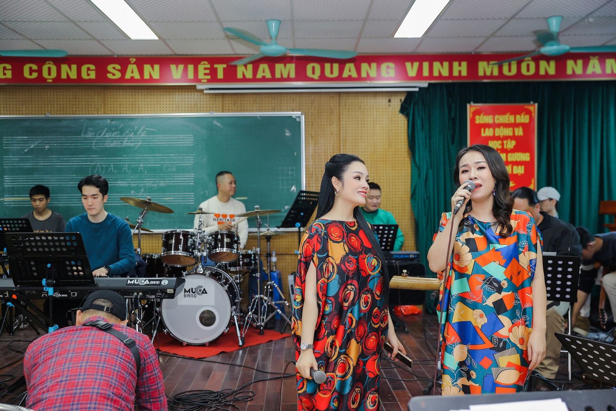 Ca sĩ Tân Nhàn và bạn thân diện váy "ton sur ton" tập hát - 7