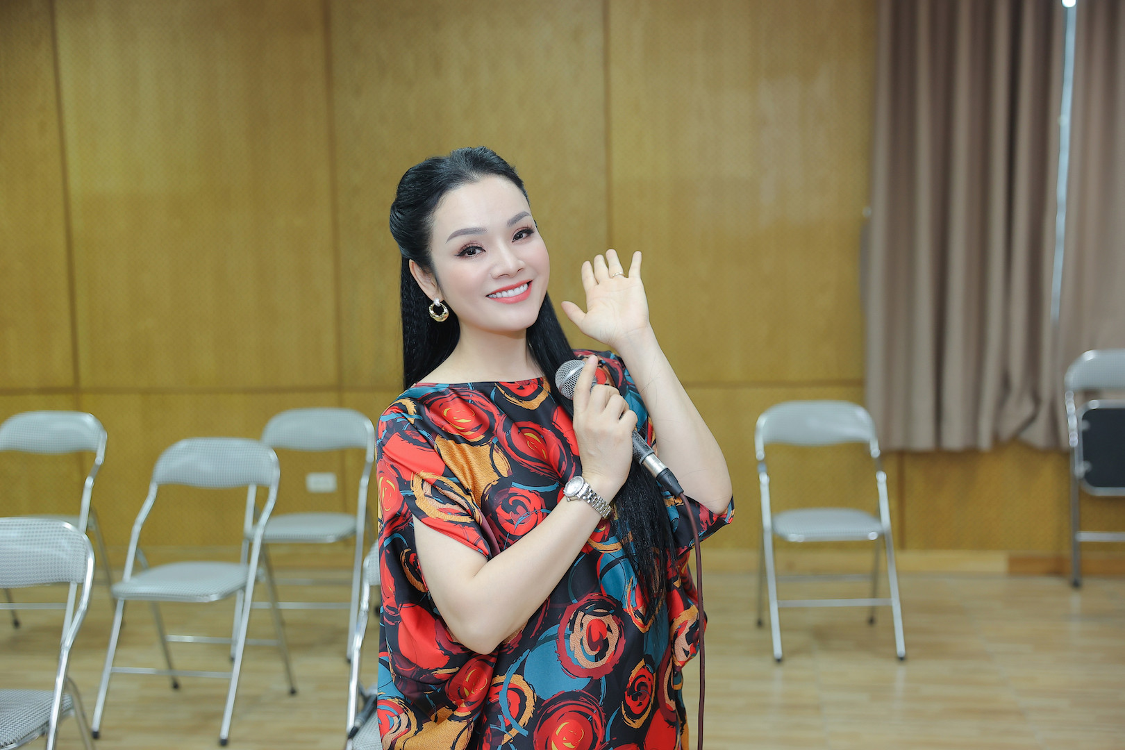 Ca sĩ Tân Nhàn và bạn thân diện váy "ton sur ton" tập hát - 3