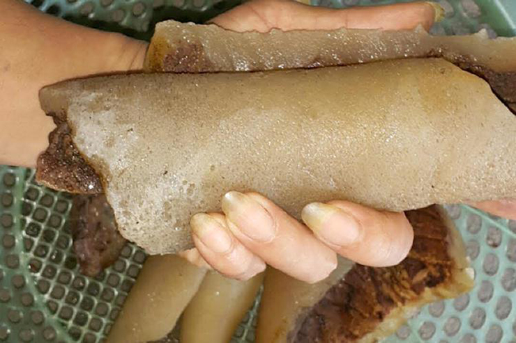 Ai đã một lần được thưởng thức món da trâu nộm hẳn không thể quên những miếng da trâu giòn sần sật, các loại gia vị cùng tạo nên hương thơm đặc trưng
