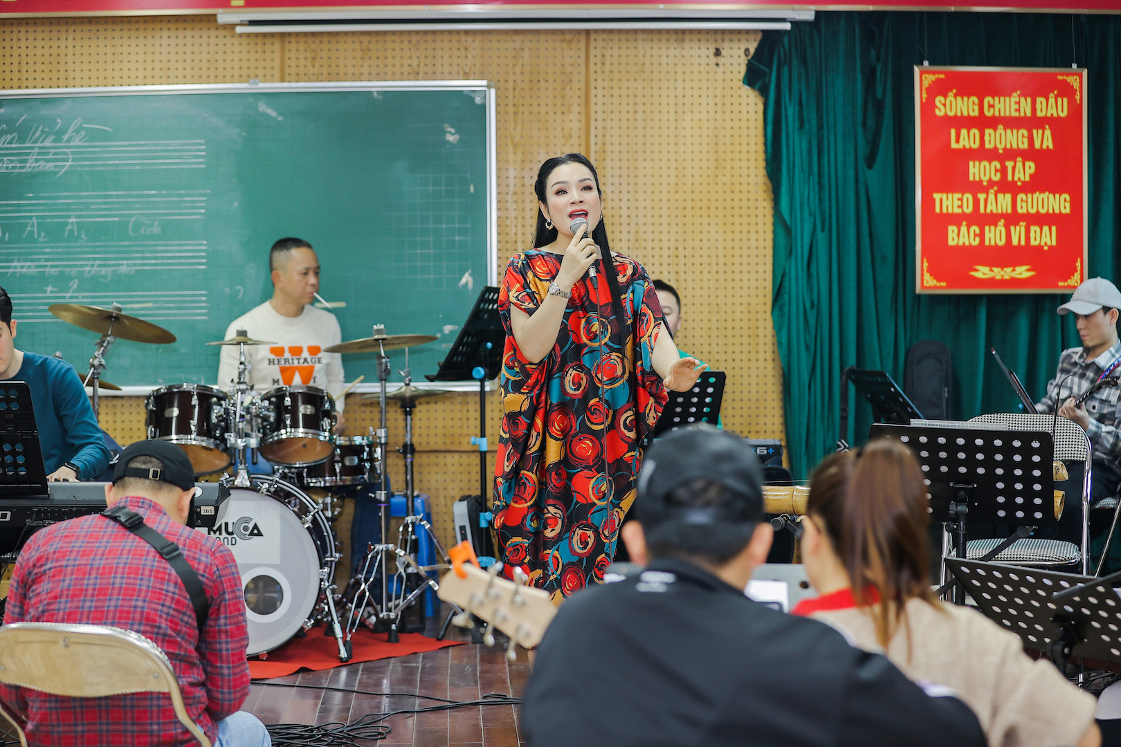 Ca sĩ Tân Nhàn và bạn thân diện váy "ton sur ton" tập hát - 4