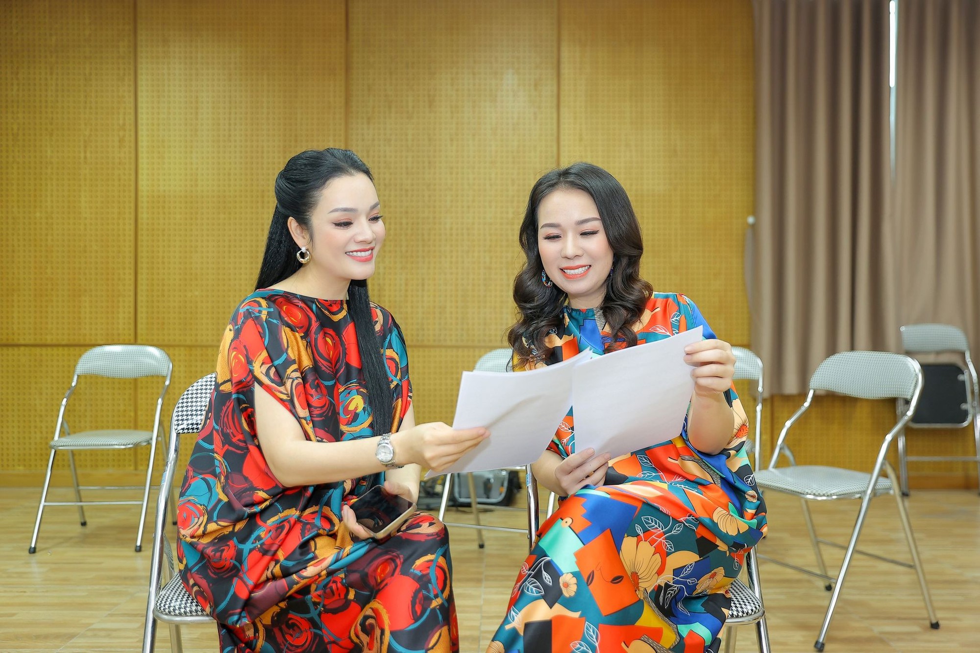 Ca sĩ Tân Nhàn và bạn thân diện váy "ton sur ton" tập hát - 8