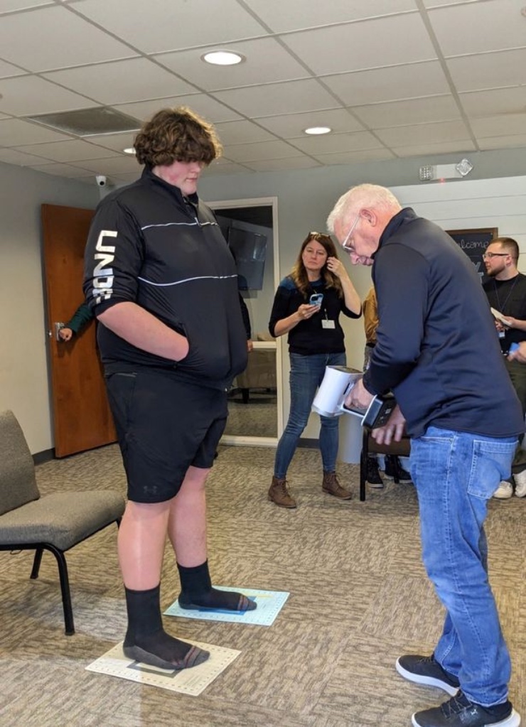 Cậu nhóc 14 tuổi với bàn chân "quá khổ"