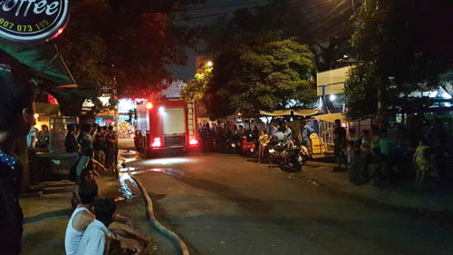 Lực lượng chức năng triển khai dập tắt đám cháy từ nhiều hướng