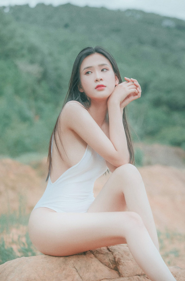 Sở hữu gương mặt đẹp đậm nét Á đông, nụ cười duyên dáng&nbsp;và làn da trắng &#34;phát sáng&#34;, cô nàng gây ấn tượng với mọi người ngay từ cái nhìn đầu tiên.&nbsp;
