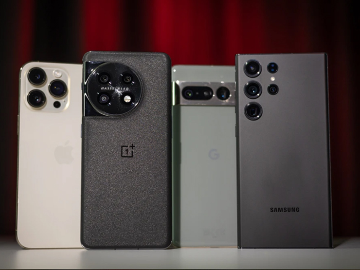 iPhone 14 Pro, OnePlus 11, Pixel 7 Pro và Galaxy S23 Ultra (từ trái sang).