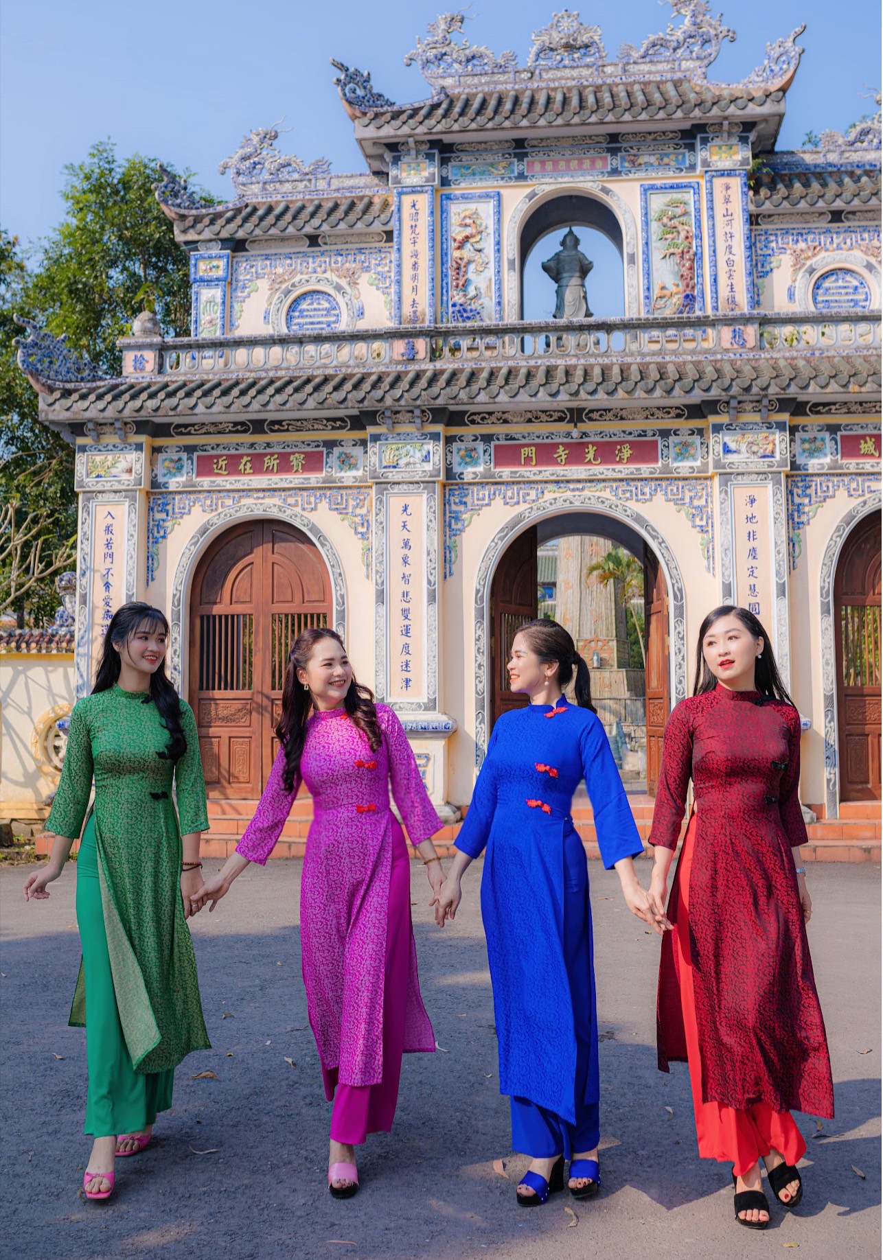 Mẫu áo dài ấn tượng từ thương hiệu Trang Lê