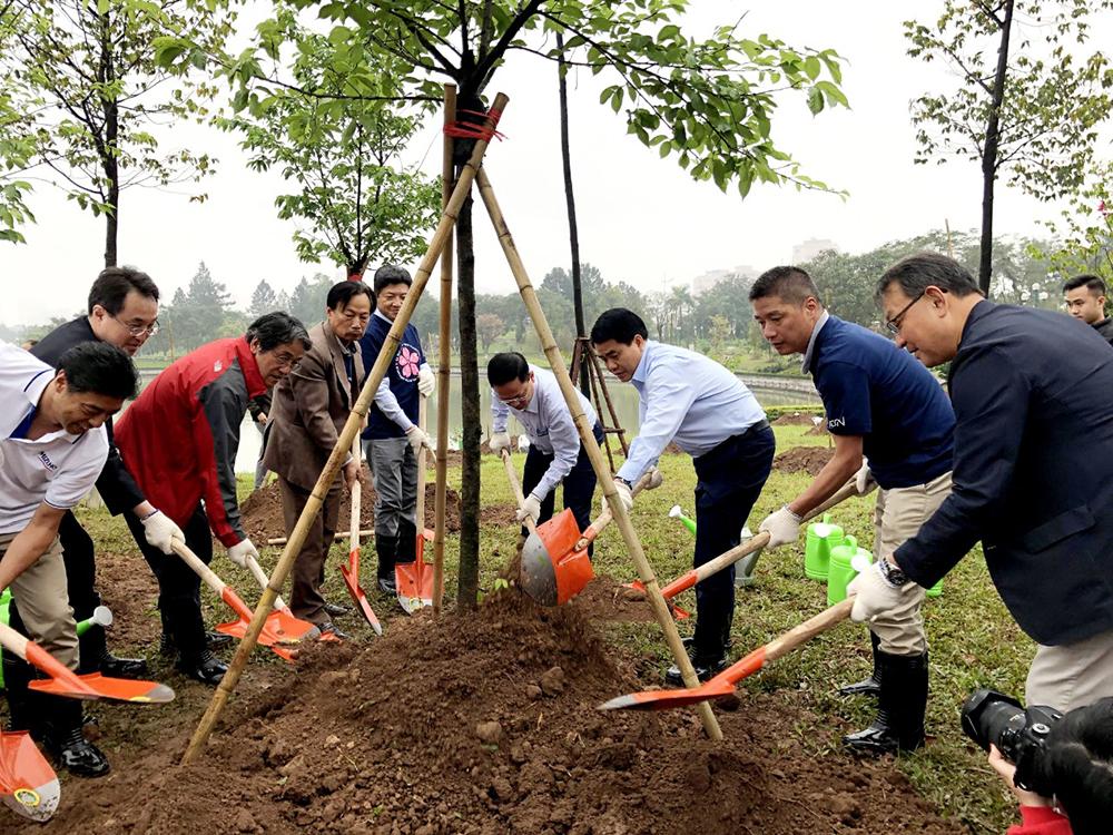 Người AEON tham gia hoạt động trồng cây