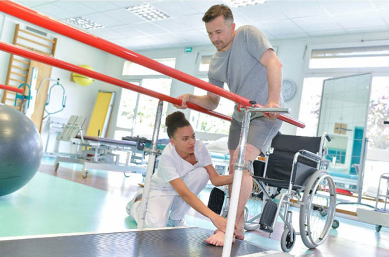 Tập vật lý trị liệu giúp cải thiện chức năng vận động cho người đột quỵ