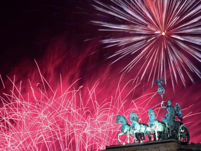 Du lịch - Ảnh, video: Châu Âu, Trung Đông, châu Phi rực rỡ pháo hoa đón chào năm mới 2024