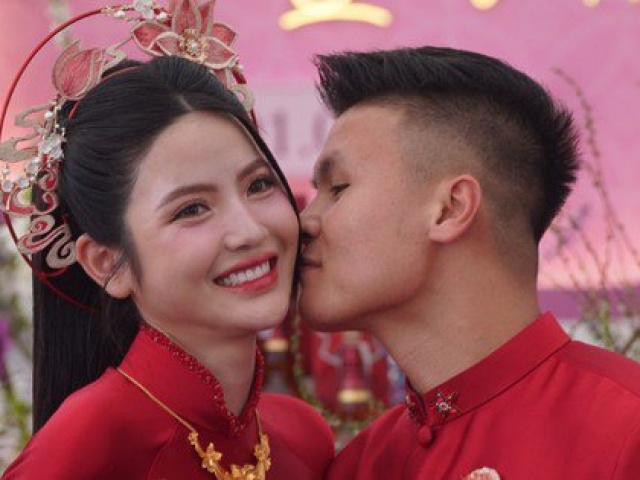 Bóng đá - Quang Hải hôn Chu Thanh Huyền trong đám hỏi