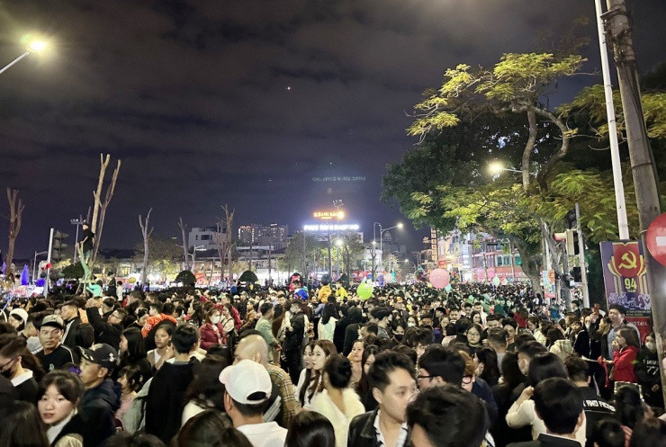 "Biển người" đổ về khu vực quảng trường Nhà hát TP Hải Phòng để theo dõi chương trình chào năm mới và màn bắn pháo hoa tầm thấp. Ảnh: NGỌC SƠN