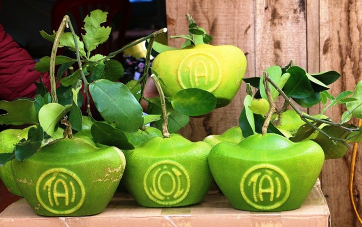 Bưởi da xanh tạo hình thỏi vàng cũng rất hút khách. Ảnh: Facebook