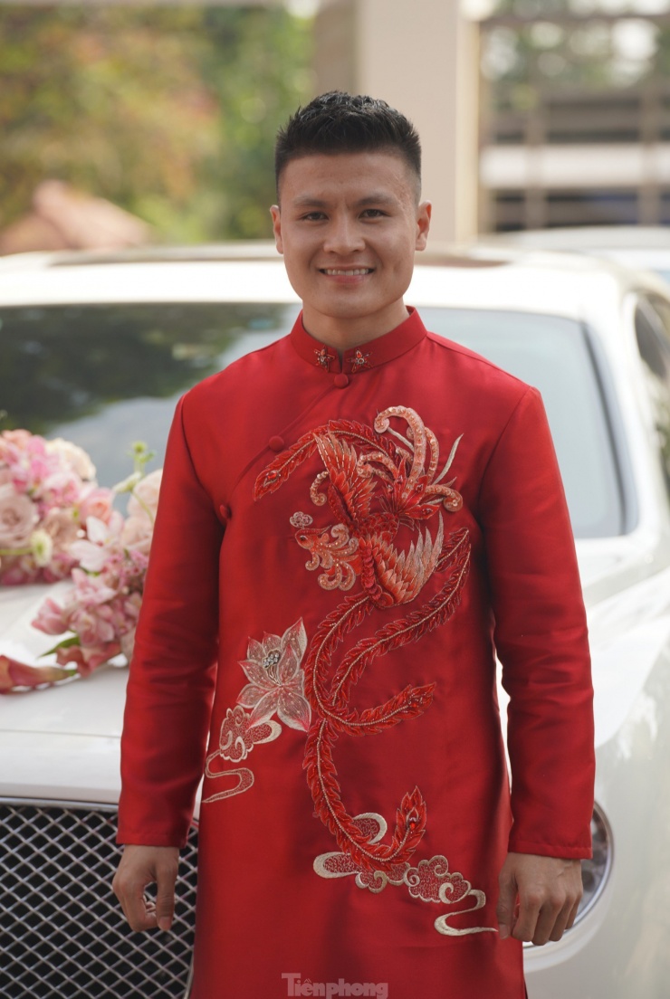 Quang Hải di chuyển từ nhà trai tại
làng Đường Nhạn, xã Xuân Nộn, huyện Đông Anh sang nhà gái ở xã Kim
Sơn, thị xã Sơn Tây bằng siêu xe Bentley. Chia sẻ với Tiền Phong ,
đại diện showroom cho thuê xe cho biết hai siêu xe Quang Hải sử
dụng trong lễ ăn hỏi có giá khoảng 25 tỷ đồng.