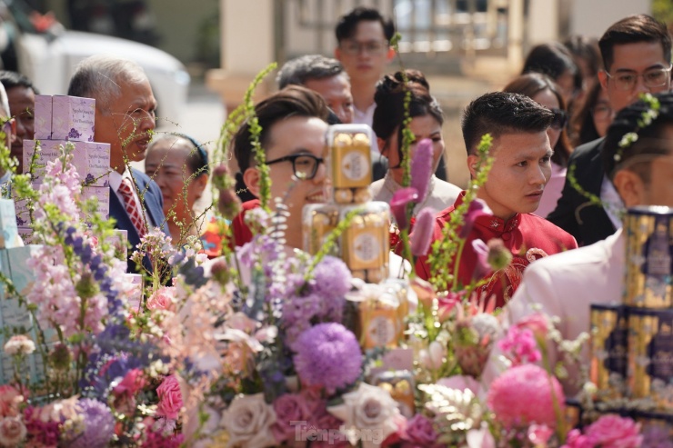 Quang Hải hôn Chu Thanh Huyền trong đám hỏi - 4