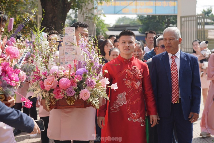 Khoảng 12h cùng ngày, Quang Hải cùng
họ nhà trai có mặt tại địa điểm làm lễ của nhà gái ở trường THCS
Kim Sơn, Sơn Tây.