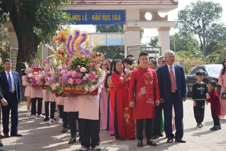 Sáng 1/1/2024, lễ ăn hỏi của cầu thủ
Nguyễn Quang Hải và bạn gái Chu Thanh Huyền diễn ra. Gia đình Quang
Hải chuẩn bị 9 tráp lễ được trang trí cầu kỳ để mang sang nhà
gái.