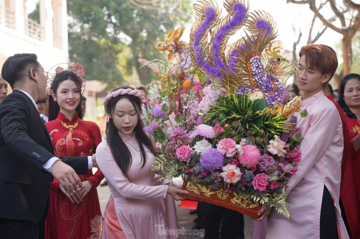 Quang Hải hôn Chu Thanh Huyền trong đám hỏi - 6