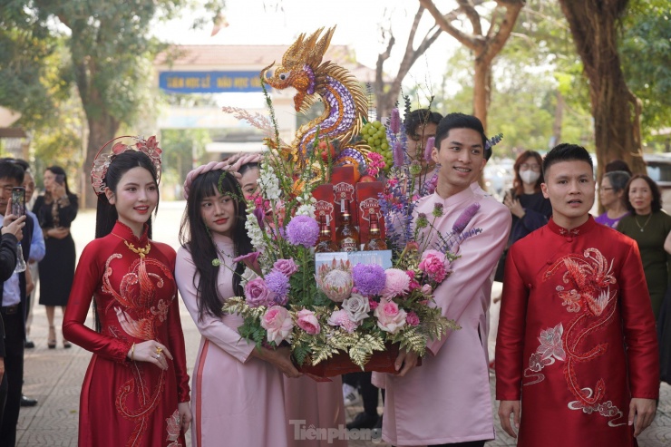 Lễ vật ăn hỏi được Quang Hải chuẩn bị
kỹ lưỡng. Được biết, Quang Hải chuẩn bị sẵn các tráp ăn hỏi dát
vàng, trong đó có tráp rồng phượng được đính 700 viên đá. Lễ ăn hỏi
của Quang Hải cũng quy tụ dàn bê tráp là những TikToker có tiếng
như Đặng Nam Hải Triều, Phúc Thành, David Vinh…