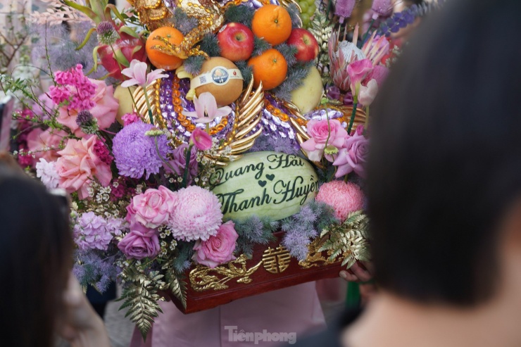 Quang Hải hôn Chu Thanh Huyền trong đám hỏi - 5