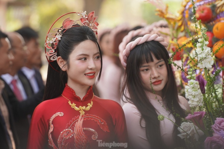 Quang Hải hôn Chu Thanh Huyền trong đám hỏi - 10