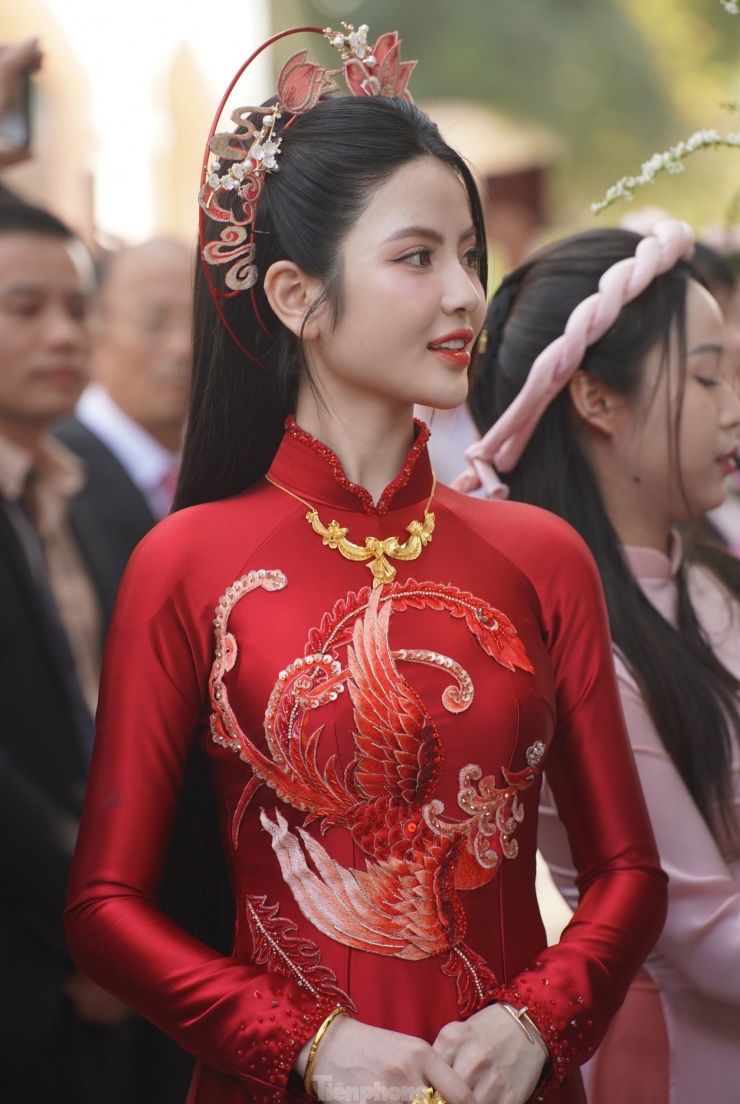 Quang Hải hôn Chu Thanh Huyền trong đám hỏi - 9