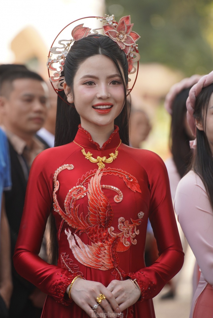 Quang Hải hôn Chu Thanh Huyền trong đám hỏi - 8