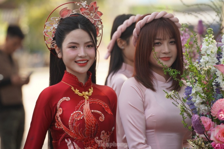 Chu Thanh Huyền xuất hiện rạng rỡ
trong trang phục áo dài đỏ.