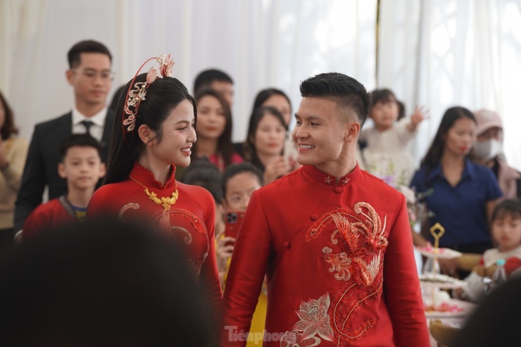 Cặp đôi nắm tay nhau tiến vào lễ
đường, ra mắt quan viên hai họ.