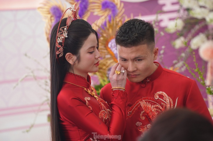 Quang Hải hôn Chu Thanh Huyền trong đám hỏi - 1