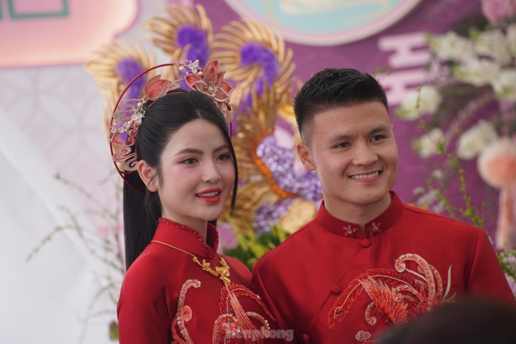 Quang Hải hôn Chu Thanh Huyền trong đám hỏi - 2