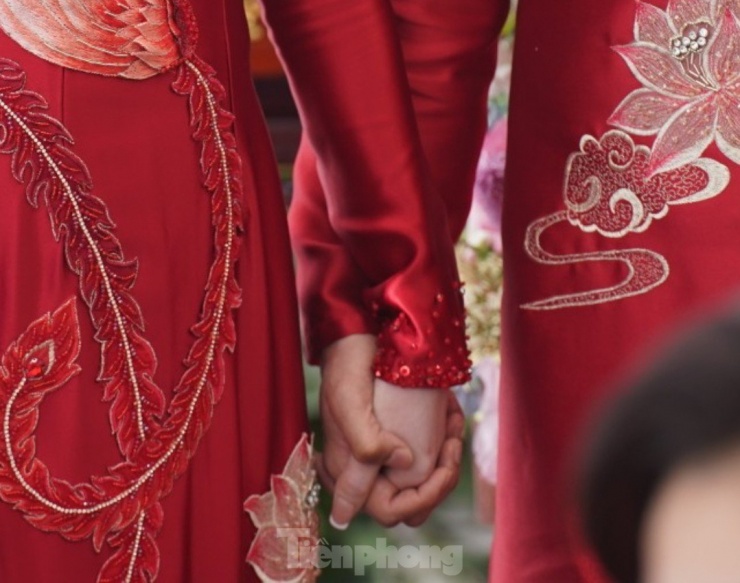 Quang Hải hôn Chu Thanh Huyền trong đám hỏi - 3