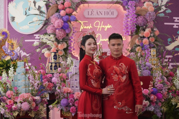 Cặp đôi trao cho nhau những cử chỉ
thân mật trong lúc chờ làm lễ.