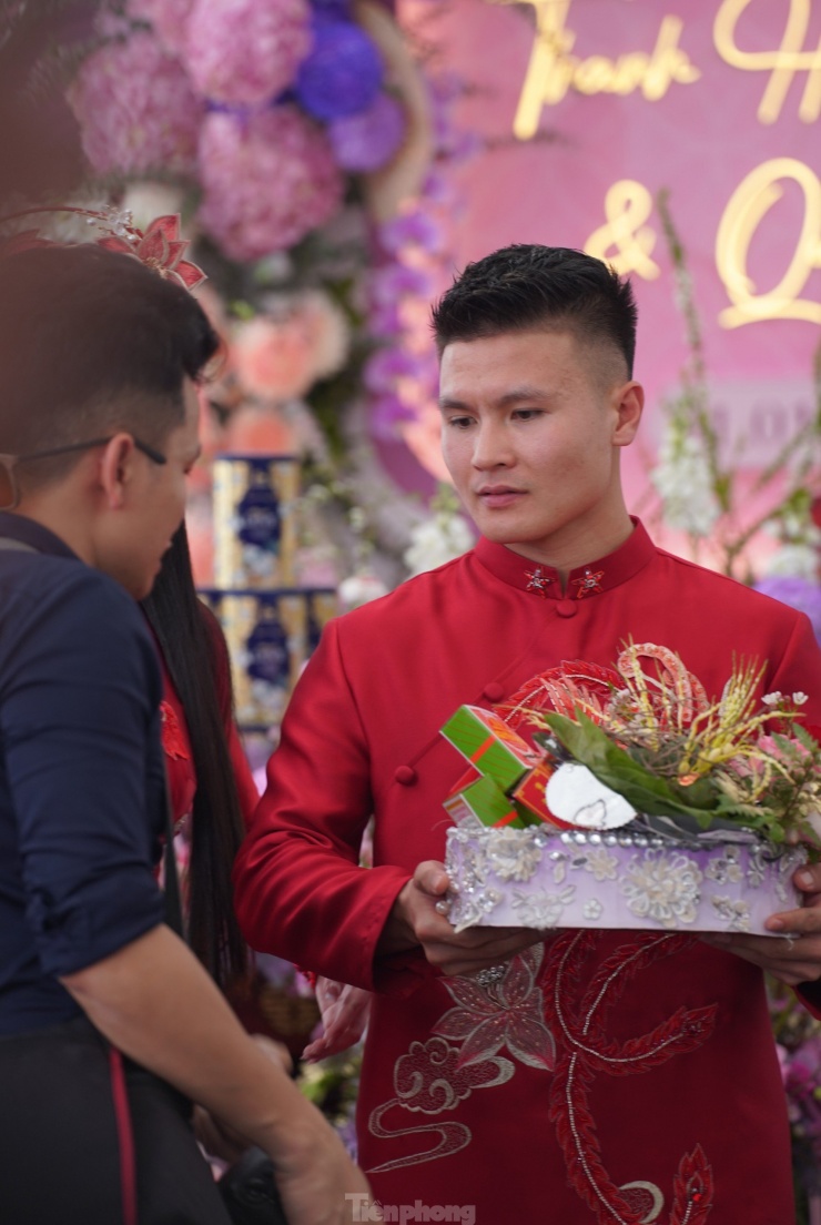 Sau nghi thức ăn hỏi là lễ đón dâu.
Cô dâu Chu Thanh Huyền sẽ theo cầu thủ về Đông Anh để tổ chức tiệc
cùng gia đình, họ hàng nhà trai vào chiều cùng ngày.