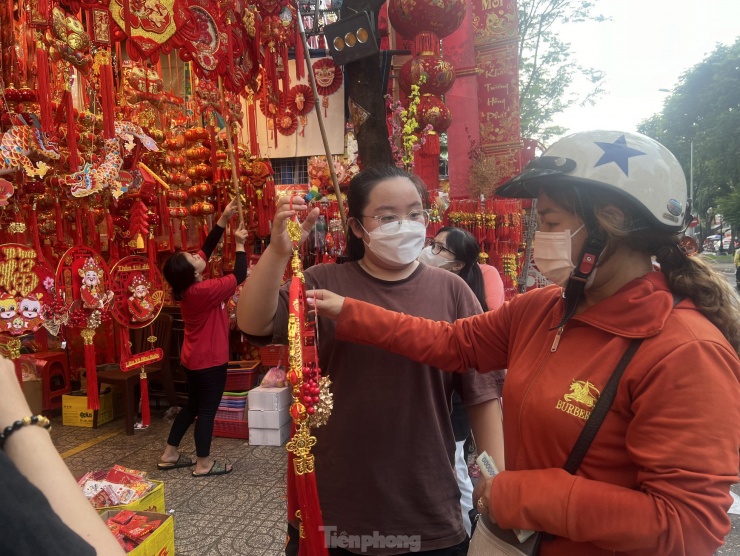 Một số tiểu thương cho biết, trước đây, cả tuyến đường nhộn nhịp, người bán không kịp phục vụ khách. Năm nay, một khách đến xem hàng có tới 2 - 3 nhân viên phục vụ mà đôi lúc không bán được món hàng nào. "Chúng tôi sẵn sàng bớt 5.000 - 10.000 đồng/món, cố gắng không để khách đi nhưng cũng không có nhiều khách đến lựa chọn" - nhân viên cửa hàng kinh doanh đồ trang trí than.
