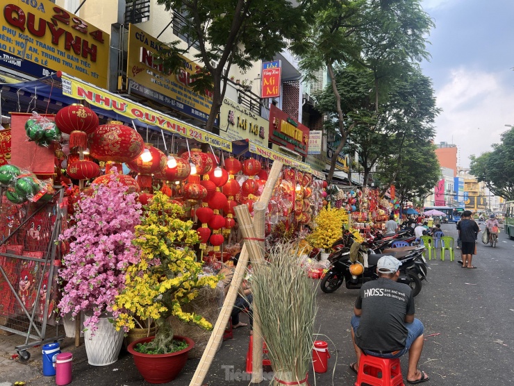 Nhân viên cửa hàng ra tận giữa đường để chào mời khách ghé mua nhưng tình hình vẫn không khả quan. Các tiểu thương kỳ vọng, qua dịp nghỉ lễ Tết Dương lịch 2024, khi người dân trở lại thành phố thì sẽ mua sắm đồ trang trí nhiều hơn để chuẩn bị đón Tết Nguyên Đán 2024 đang đến gần.