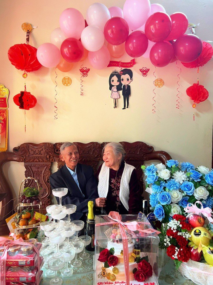 Ông bà Bính - Phận vui mừng khi được con cháu tổ chức 65 năm ngày cưới trong ngày gia đình tụ họp đầu năm 2024. Ảnh: NVCC