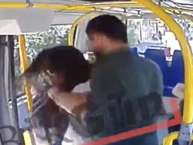 Cô gái bị gã đàn ông lạ mặt hành hung thô bạo trên xe buýt vì lý do khó tin