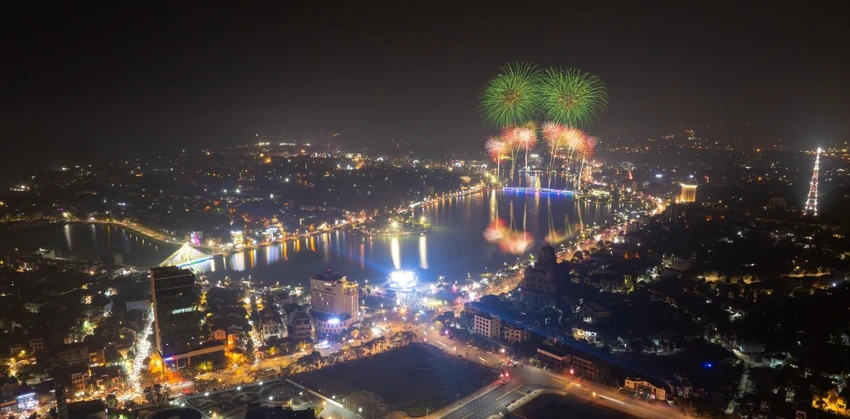 Pháo hoa tầm cao rực sáng bầu trời chào đón năm mới 2024 tại Phú Thọ - 1