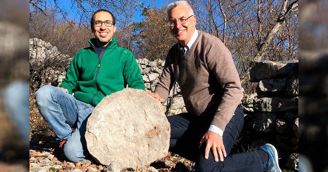 Nhà khảo cổ học Federico Bernardini và nhà thiên văn học Paolo Molaro tại pháo đài Rupinpiccolo và báu vật mà họ đã phát hiện - Ảnh: INAF