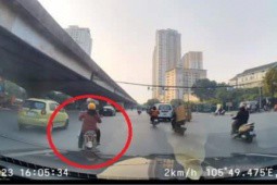 Clip: Nữ tài xế chạy “bất ổn“ khiến 2 ô tô giật thon thót, cư dân mạng ngán ngẩm