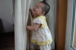 Giáo dục - du học - Để con 2 tuổi ngủ trưa trong phòng rồi đi tắm, vài phút quay lại không thấy con đâu bà mẹ hoảng loạn báo cảnh sát