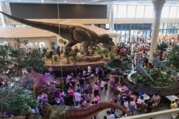 Tin tức trong ngày - Người dân xếp hàng để xem mô hình khủng long "khủng" ở trung tâm TP.HCM