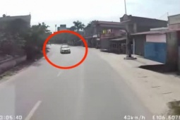 Tin tức trong ngày - Clip: Lái xe cực "tỉnh táo", tài xế điều khiển xe đầu kéo thoát đại họa từ ô tô chạy như tự sát