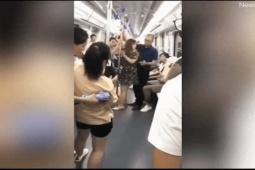 Phi thường - kỳ quặc - Phát hiện cô gái bị quay lén vùng nhạy cảm, người đàn ông lập tức có hành động bất ngờ