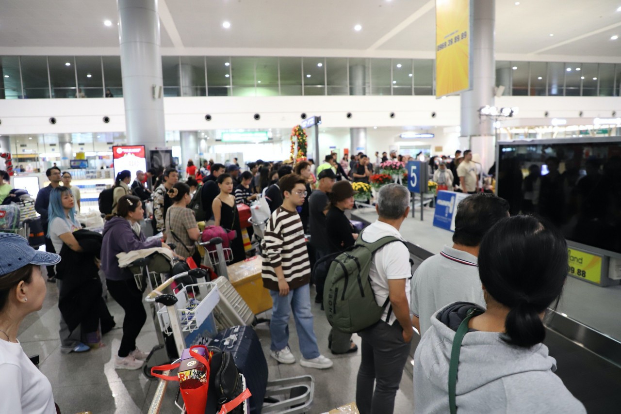 Sân bay Tân Sơn Nhất nhộn nhịp đầu năm mới, khách quốc tế “xông đất” nhận được quà - 1